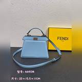Fendi представляет новую сумку Peekaboolseeu Petite. Это Peeka.