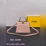 Fendi представляет новую сумку Peekaboolseeu Petite. Это Peeka.