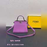 Fendi представляет новую сумку Peekaboolseeu Petite. Это Peeka.