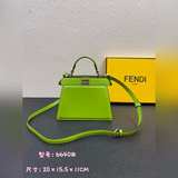 Fendi представляет новую сумку Peekaboolseeu Petite. Это Peeka.
