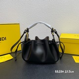 Сумка-гамак Fendi обладает многофункциональным дизайном, который сочетает в себе