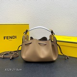 Сумка-гамак Fendi обладает многофункциональным дизайном, который сочетает в себе