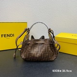 Сумка-гамак Fendi обладает многофункциональным дизайном, который сочетает в себе
