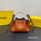 Сумка-гамак Fendi обладает многофункциональным дизайном, который сочетает в себе