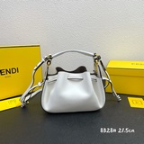 Сумка-гамак Fendi обладает многофункциональным дизайном, который сочетает в себе