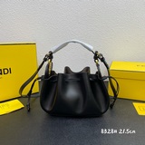 Сумка-гамак Fendi обладает многофункциональным дизайном, который сочетает в себе
