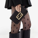 Fendi Геометрическая сумка-багет в лаконичном стиле, изготовлена из кожи с текст