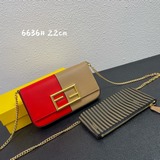 Fendi Геометрическая сумка-багет в лаконичном стиле, изготовлена из кожи с текст