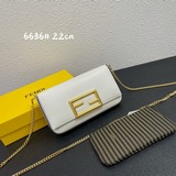 Fendi Геометрическая сумка-багет в лаконичном стиле, изготовлена из кожи с текст