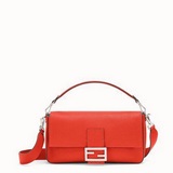 Еще одна популярная модель от Fendi — новая весенняя и летняя ручная сумка средн
