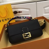 Еще одна популярная модель от Fendi — новая весенняя и летняя ручная сумка средн