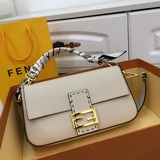 Еще одна популярная модель от Fendi — новая весенняя и летняя ручная сумка средн