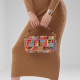 .Fendi весенняя коллекция： сумка Baguette с вышитыми буквами F. Классическая сум