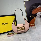Новая модель в форме полумесяца (сумка-рожок) уже в продаже... Мини-сумка Fendi 