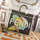 [Отправить] Средняя сумка Fendi с изящным ручным декором в виде буквы F. Вся сум