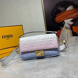 FENDI Багет среднего размера из кожи багет с фирменным логотипом FENDI. Сумка с 
