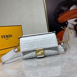 FENDI Багет среднего размера из овечьей кожи с фирменным логотипом. Сумка с клап