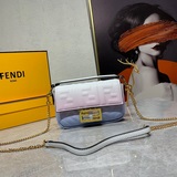 Fendi Кожаная сумка-багет с клапаном и цепочкой из овечьей кожи имеет клапан с м