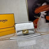 Fendi Кожаная сумка-багет с клапаном и цепочкой из овечьей кожи имеет клапан с м