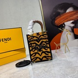 Новинка на официальном сайте FENDI： мини-тоут из коллекции Tiger, дополненный на