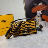 Новая сумка Fendi Baguette с тигровым принтом из коллекции 2023 года： эта сумка 