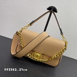 На подиуме появились сумки-багеты из совместной коллекции Fendi и Versace. Изгот