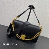 На подиуме появились сумки-багеты из совместной коллекции Fendi и Versace. Изгот