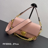 На подиуме появились сумки-батоны из совместной коллекции Fendi и Versace. Изгот