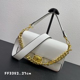 На подиуме появились сумки-багеты из совместной коллекции Fendi и Versace. Изгот