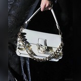 Новейшая модель сумки-батона от Fendi /Versace, представленная на подиуме, появи