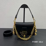 Новейшая модель сумки-батона от Fendi /Versace, представленная на подиуме, появи