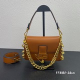 Новейшая модель сумки-батона от Fendi /Versace, представленная на подиуме, появи