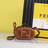 Новая сумка для фотоаппарата от Fendi... Овальная сумка для фотоаппарата из кожи
