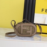Новая сумка для фотоаппарата от Fendi... Овальная сумка для фотоаппарата из кожи