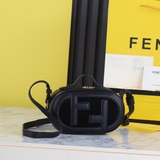 Новая сумка для фотоаппарата от Fendi... Овальная сумка для фотоаппарата из кожи