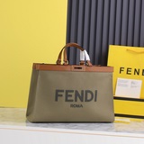 Новейшая сумка Peekaboo X-Totepeekaboo от Fendi можно назвать визитной карточкой