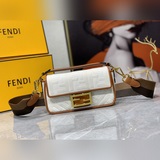 2023 эксклюзивная премьера новой сумки Fendi Baguette： белая вышивка F! Эта сумк