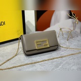 Fendi Геометрическая сумка-багет в лаконичном стиле, изготовлена из кожи с ручно