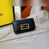 Fendi Геометрическая сумка-багет в лаконичном стиле, изготовлена из кожи с текст