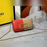 Fendi Геометрическая сумка-багет в лаконичном стиле, изготовлена из кожи с текст