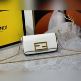 Fendi Геометрическая сумка-багет в лаконичном стиле, изготовлена из кожи с текст