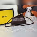 Цепочка 30 Сумка Fendi с застежкой из серии First отличается дизайном с буквой F