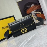 Новейшая модель на официальном сайте： серия средних сумок Fendi Baguette из сери