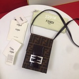 Чехол для мобильного телефона Fendi, изготовлен из кожи верхнего слоя с масляной