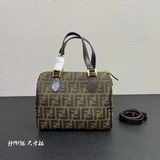 Внимание привлекает яркая коллекция Fendi с классическим двойным логотипом F на 