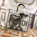 [Отправить] Средняя сумка Fendi с изящным ручным декором в виде буквы F, весь ко