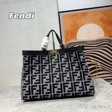 Новейшая сумка Peekaboo X-Tote с вышитым логотипом от MM! Имеет внутренний карма