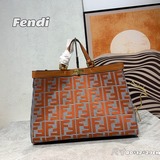 Новейшая сумка Peekaboo X-Tote с вышитым логотипом от MM! Имеет внутренний карма