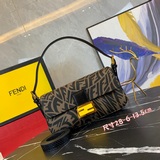 В комплекте с коробкой. Fendi Vertigo — новейшая сумка Baguette из летней капсул