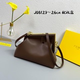 В комплекте подарочная коробка и сумка-клатч Fendi. Под руководством дизайнера К